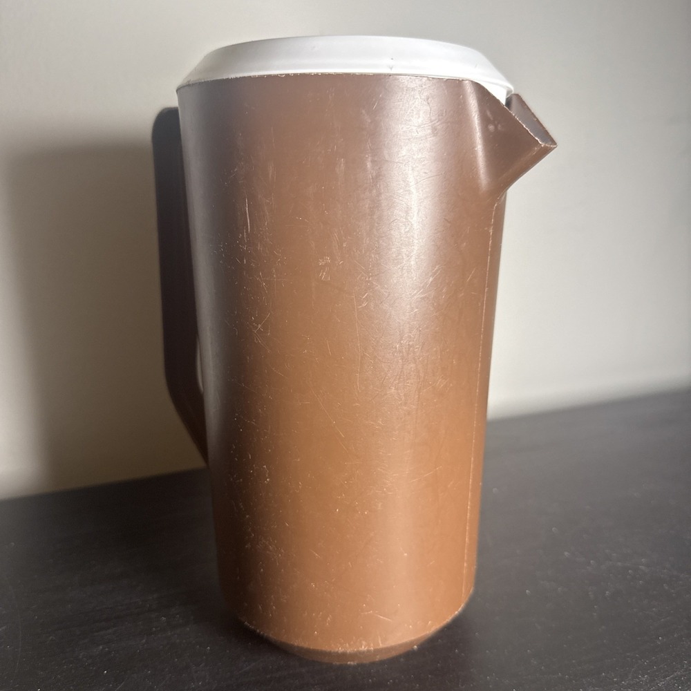 Vintage Brown W/ White Lid Rubbermaid 2.25 Quarts Pitcher - Picture 5 of 14